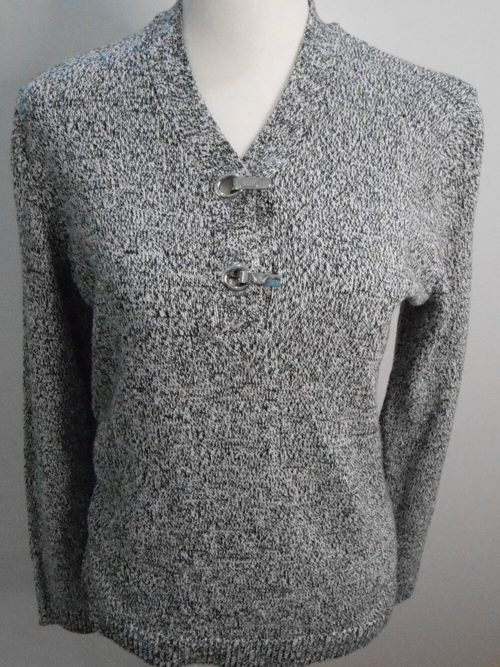 Karen Scott Women's White & Black VNeck Silver Clasp Long Sleeve Sweater Size-PM